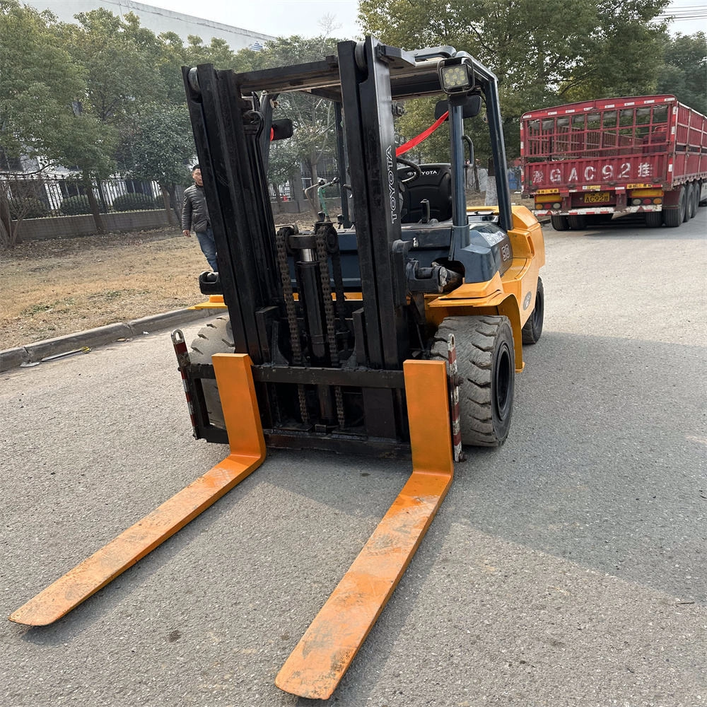 Best price 5ton diesel toyota forklift 7FDA50 7FD50 8FD50 forklift with 3 stages in good condition